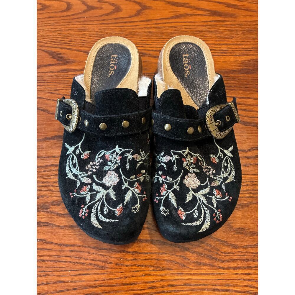 Taos Black Suede Leather Embroidered Clogs Shearling Lined Slip On Size 6